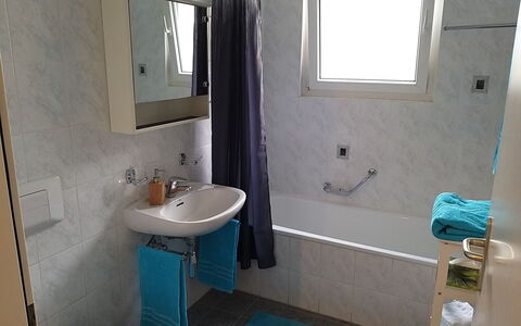 Minusio 45: Miroir, Robinet, Luminaire Plomberie, Évier, Propriété, Lavabo, Salle De Bains, Violet, Fenêtre, Bâtiment