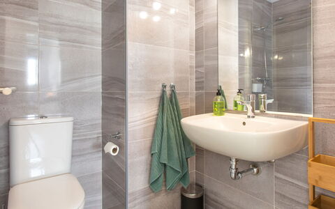 Piscis: Marron, Miroir, Robinet, Luminaire Plomberie, Propriété, Évier, Salle De Bains, Noir, Lavabo, Violet