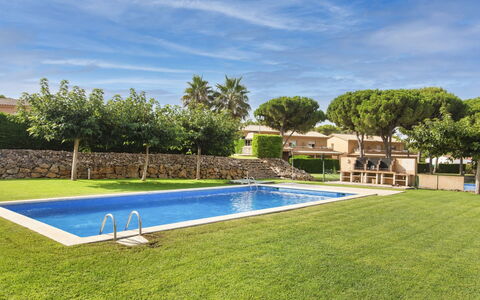 Tramuntana: L'Eau, Nuage, Plante, Ciel, Propriété, Piscine, Arbre, Bâtiment, Rectangle, Ombre