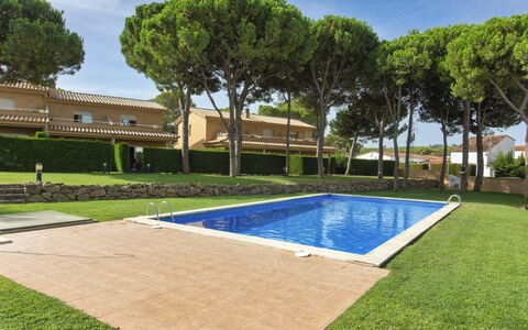 Tramuntana: L'Eau, Plante, Ciel, Nuage, Bâtiment, Piscine, Arbre, Ombre, Rectangle, Lot Terre