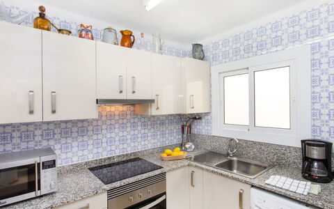 Emiko: Comptoir, Cabinetry, Évier, Evier, Propriété, Robinet, Cuisinière, Cuisine, Luminaire Plomberie, Appareil De Cuisine