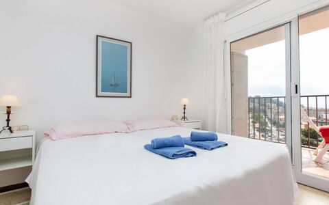 Emiko: Meubles, Propriété, Bleu Azur, Bâtiment, Confort, Fenêtre, Textile, Éclairage, Design Intérieur