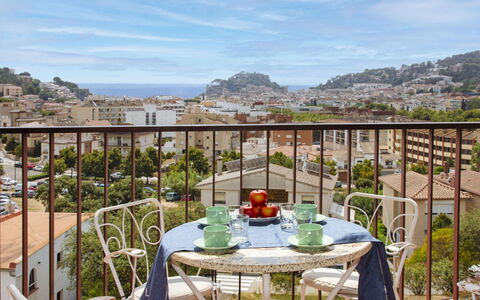 Emiko: Ciel, Nuage, Jour, Table, Propriété, Plante, Bâtiment, Pot De Fleur, Design Intérieur, Chaise