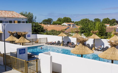 Ile de Re 651: Ciel, Bâtiment, Piscine, Bleu Azur, Ombre, Mobilier De Jardin, Arbre, Design Urbain, Plante, Station Balnéaire