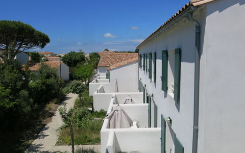 Ile de Re 651: Ciel, Plante, Fenêtre, Bâtiment, Nuage, Arbre, Design Urbain, Zone Résidentielle, Façade, Maison