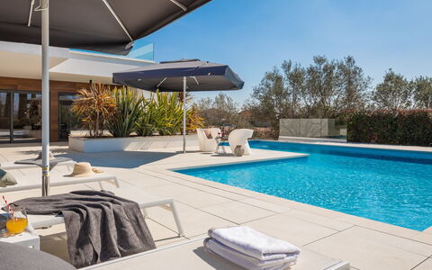 Old Olive i: L'Eau, Ciel, Propriété, Plante, Table, Piscine, Ombre, Bâtiment, Mobilier De Jardin, Design Intérieur