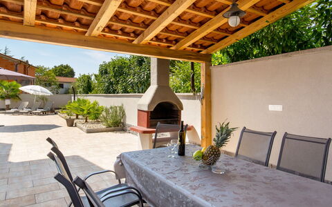 Villa Mira: Plante, Propriété, Meubles, Bâtiment, Ombre, Chaise, Botanique, Design Intérieur, Plante D'Appartement, Bois