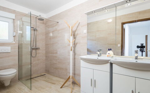 Villa Mira: Luminaire Plomberie, Miroir, Propriété, Robinet, Évier, Tete De Douche, Salle De Bains, Armoire De Toilette, Douche