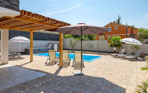 Villa Mira: Ciel, Plante, Nuage, Propriété, Bleu Azur, Ombre, Bâtiment, Mobilier De Jardin, Éclairage, Arbre
