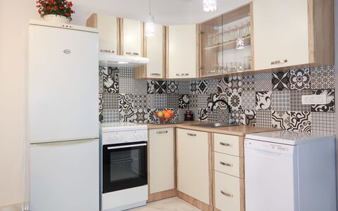 Villa Mira: Cabinetry, Comptoir, Propriété, Robinet, Cuisinière, Appareil De Cuisine, Cuisine, Le Fourneau, Électroménager, Luminaire Plomberie