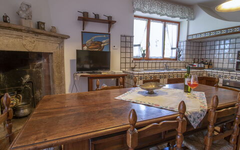 Villa Carolina: Table, Meubles, Fenêtre, Cadre, Bois, Bâtiment, Design Intérieur, Maison, Chaise, Cuisine