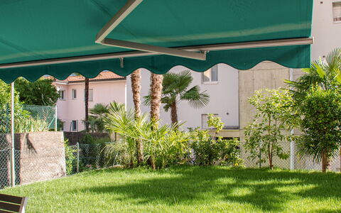 Appartamento 2- Giardino: Plante, Propriété, Ombre, Bâtiment, Lot Terre, Arbre, Herbe, Biome, Zone Résidentielle, Rectangle