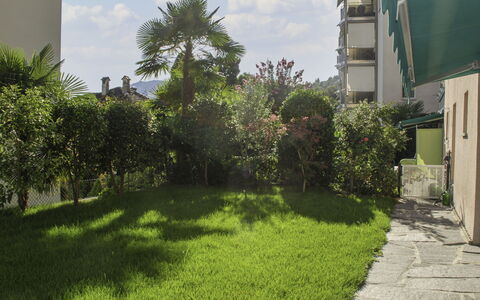 Appartamento 2- Giardino: Plante, Ciel, Jour, Nuage, Bâtiment, Architecture, Biome, Arbre, Quartier, Design Urbain