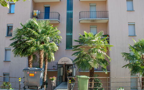 Appartamento 2- Giardino: Bâtiment, Fenêtre, Plante, Jour, Propriété, Arecales, Design Urbain, Architecture, Arbre, Végétation