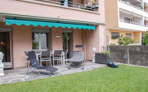 Appartamento 2- Giardino: Plante, Meubles, Bâtiment, Fenêtre, Chaise, Table, Pot De Fleur, Ombre, Loisir, Zone Résidentielle
