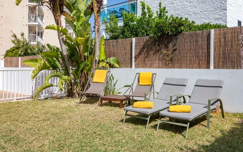 Jardines de Denia V: Plante, Bâtiment, Fenêtre, Arbre, Mobilier De Jardin, Lot Terre, Ombre, Maison, Design Urbain, Chaise