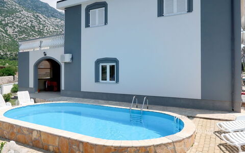 Golic: L'Eau, Propriété, Bâtiment, Fenêtre, Plante, Bleu Azur, Piscine, Ciel, Architecture, Nuage