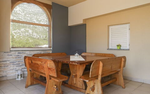 Golic: Propriété, Fenêtre, Meubles, Table, Bâtiment, Bois, Design Intérieur, Ombre, Maison