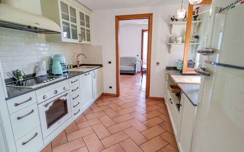 Villa Massimo: Cabinetry, Évier, Evier, Comptoir, Cuisine, Robinet, Tiroir, Fenêtre, Luminaire Plomberie, Cuisinière