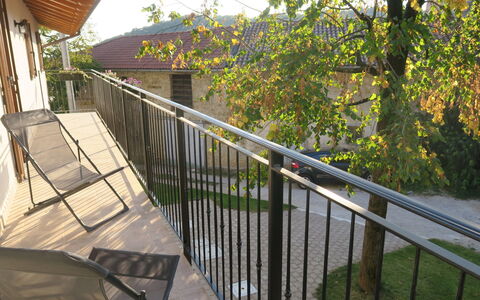 Casa di Nonno: Plante, Propriété, Bâtiment, Ciel, Ombre, Arbre, Végétation, Bois, Clôture, Paysage
