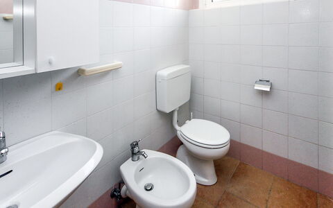 Villaggio Laura: Luminaire Plomberie, Robinet, Évier, Propriété, Lavabo, Blanc, Violet, Bâtiment, Salle De Bains, Siège De Toilette