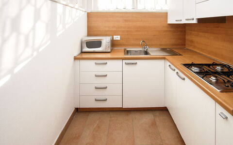 Villaggio Laura: Cabinetry, Propriété, Comptoir, Bâtiment, Evier, Meubles, Évier, Bois, Cuisinière, Cuisine