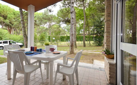 Villaggio Laura: Table, Meubles, Plante, Propriété, Bâtiment, Arbre, Chaise, Design Intérieur, Ombre, Bois