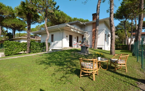 Missana: Plante, Ciel, Bâtiment, Propriété, Arbre, Ombre, Lot Terre, Maison, Herbe, Mobilier De Jardin