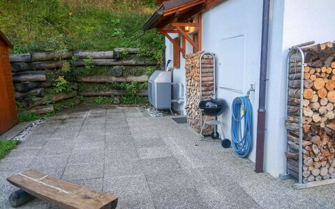 Ambigu: Bâtiment, Plante, Bois, Extérieur Banc, Asphalte, Surface De La Route, Maison, Mobilier De Jardin, Mur, Sol