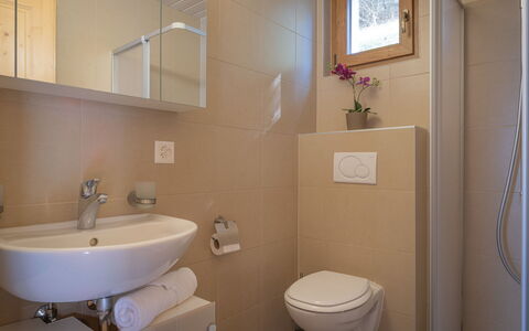 Ambigu: Marron, Luminaire Plomberie, Robinet, Propriété, Évier, Lavabo, Violet, Plante, Salle De Bains, Siège De Toilette