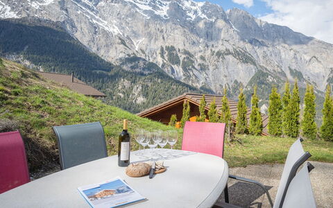 Ambigu: Table, Ciel, Nuage, Montagne, Propriété, Plante, Meubles, Chaise, Paysage Naturel, Mobilier De Jardin