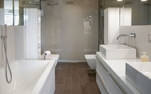 Chesa Piz Padella - St. Moritz: Salle De Bains, Design Intérieur, Lavabo, Sol, Luminaire Plomberie, Sol, Évier, Mur, Armoire De Toilette, Robinet