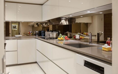 Chesa Piz Padella - St. Moritz: Cuisine, Appareil De Cuisine, Comptoir, Design Intérieur, Cabinetry, Principaux Appliance, Cuisinière, Plafond, Évier, Le Fourneau