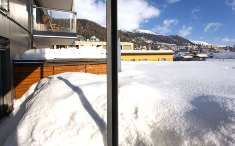 Chesa Piz Mezdi - St. Moritz: Ciel, Nuage, Jour, Neige, Bâtiment, Lumière Du Soleil, Plan D'Eau, Fenêtre, Architecture Navale, Paysage