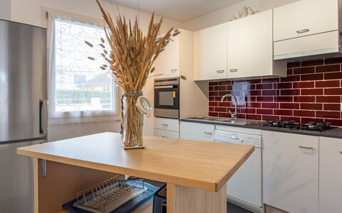Valentina: Propriété, Table, Meubles, Cabinetry, Plante, Comptoir, Bois, Design Intérieur, Evier, Éclairage