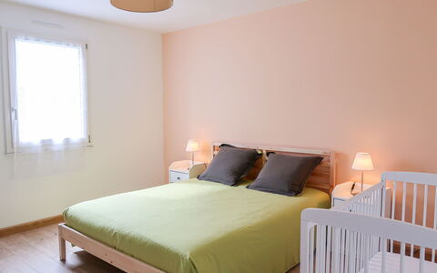 Valentina: Meubles, Propriété, Fenêtre, Confort, Lumière, Bois, Oreiller, Éclairage, Ombre