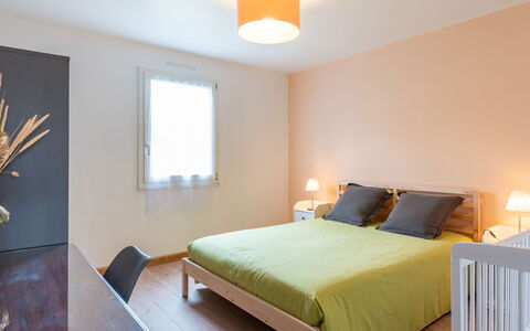 Valentina: Meubles, Propriété, Lumière, Confort, Bois, Fenêtre, Ombre, Éclairage, Jaune