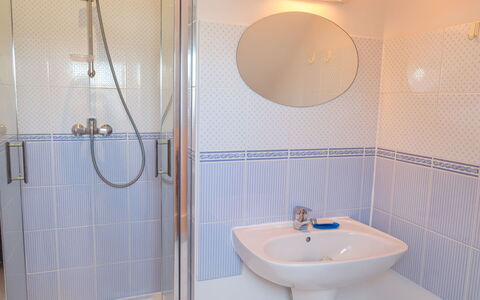 Lana: Luminaire Plomberie, Miroir, Robinet, Évier, Propriété, Lavabo, Salle De Bains, Tete De Douche, Douche