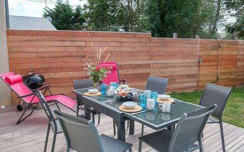 Lana: Table, Plante, Meubles, Propriété, Pot De Fleur, Chaise, Tableau De Plein Air, Arbre, Bois, Mobilier De Jardin