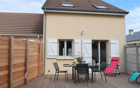 Lana: Propriété, Bâtiment, Ciel, Meubles, Nuage, Table, Chaise, Ombre, Bois, Fenêtre