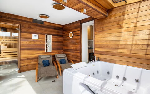 Jeschkenpanorama: Fenêtre, Bâtiment, Propriété, Meubles, Baignoire, Bois, Architecture, Design Intérieur, Éclairage