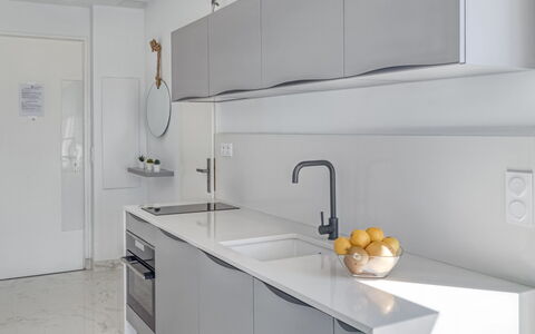 La Kamarina: Robinet, Evier, Cabinetry, Comptoir, Propriété, Évier, Blanc, Luminaire Plomberie, Cuisine, Bâtiment