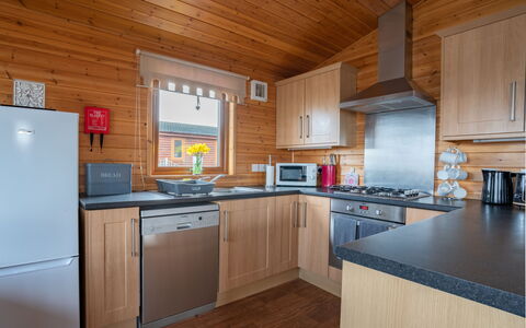Loch Leven Lodge 12: Cabinetry, Comptoir, Appareil De Cuisine, Cuisine, Cuisinière, Bois, Evier, Architecture, Électroménager, Design Intérieur