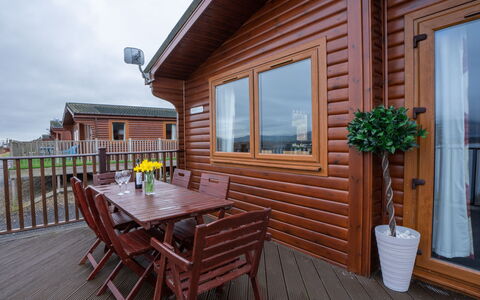 Loch Leven Lodge 12: Bâtiment, Ciel, Fenêtre, Propriété, Plante, Meubles, Table, Pot De Fleur, Bois, Maison