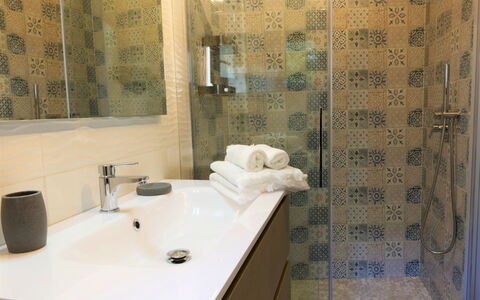 Canton Balin: Miroir, Robinet, Luminaire Plomberie, Évier, Lavabo, Propriété, Salle De Bains, Design Intérieur, Armoire De Toilette, Sol