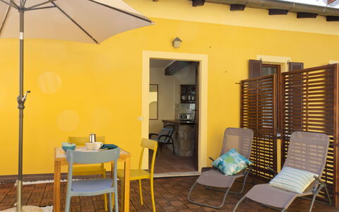 Canton Balin: Meubles, Propriété, Table, Chaise, Ombre, Fenêtre, Bois, Plante, Orange, Porte