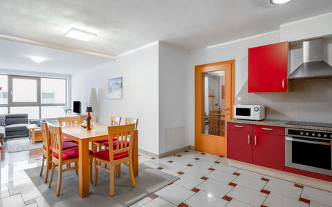 Schladming 29: Meubles, Cabinetry, Table, Bois, Fenêtre, Chaise, Design Intérieur, Tiroir, Cuisine, Appareil De Cuisine