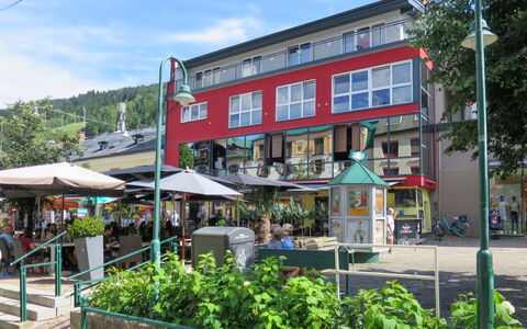 Schladming 29: Plante, Ciel, Bâtiment, Nuage, Fenêtre, Arbre, Design Urbain, Loisir, Immobilier, Ville