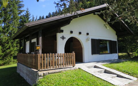 Chalet Bodental 28: Plante, Bâtiment, Ciel, Propriété, Arbre, Ombre, Maison, Lot Terre, Chalet, Bois
