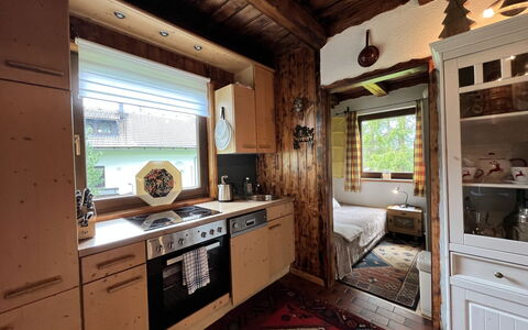 Chalet Bodental 28: Cabinetry, Plante, Fenêtre, Bois, Cuisine, Comptoir, Design Intérieur, Architecture, Sol, Sol